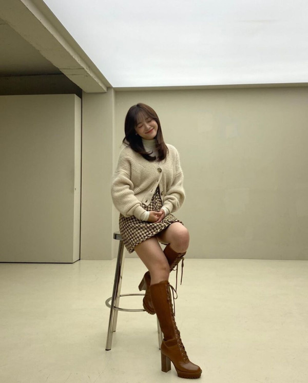 의자에 앉은 김세정 각선미