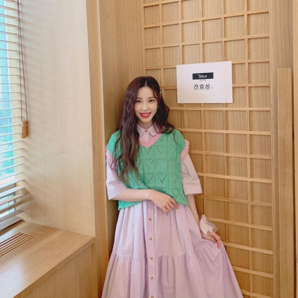 청자켓 단추를 다 풀어헤친 전효성