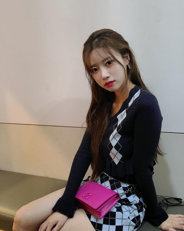아슬아슬하게 가린 체크초미니 이미주