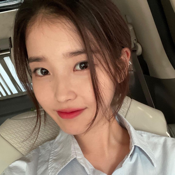 하늘색이 잘 어울린다는 아이유