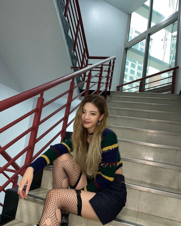 ITZY 리아 찢어진 망사