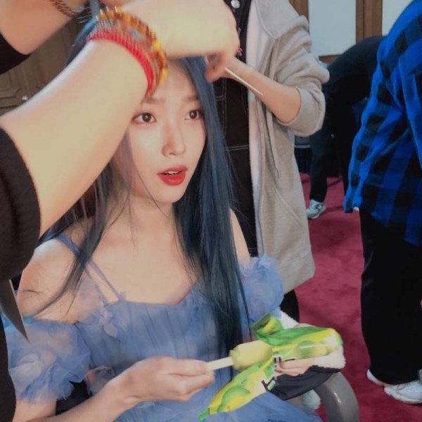 하늘색이 잘 어울린다는 아이유