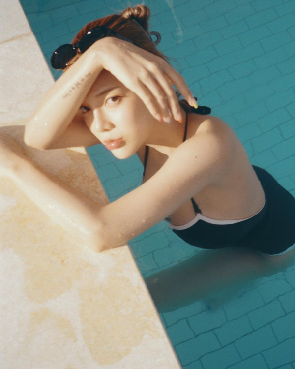 수영장 속 나인뮤지스 소진 수영복