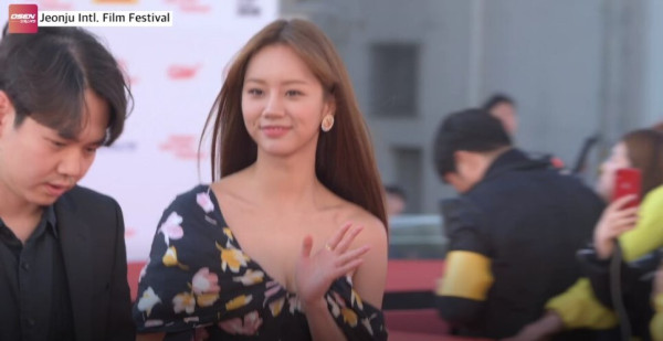 혜리의 슴골 어깨가 드러나는 드레스