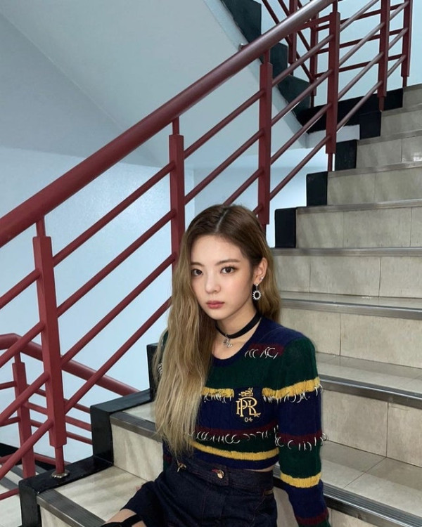 ITZY 리아 찢어진 망사