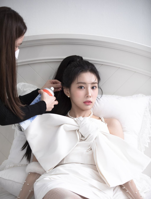 화려한 메이크업한 어깨미인 강혜원
