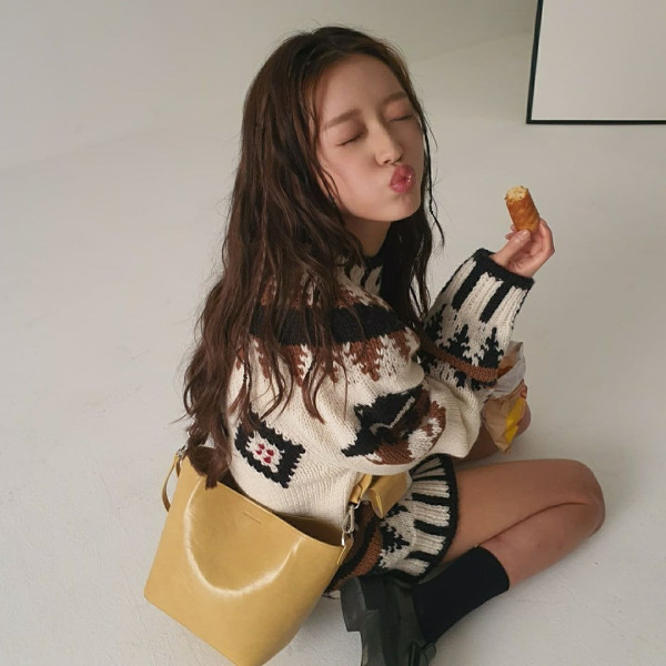 오마이걸 유아 골지니트 점프수트 몸매라인
