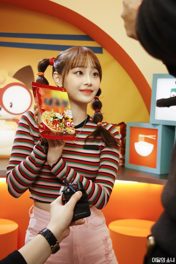 줄무늬티 봉긋한 츄 이달의소녀 - 라면광고 촬영현장 비하인드