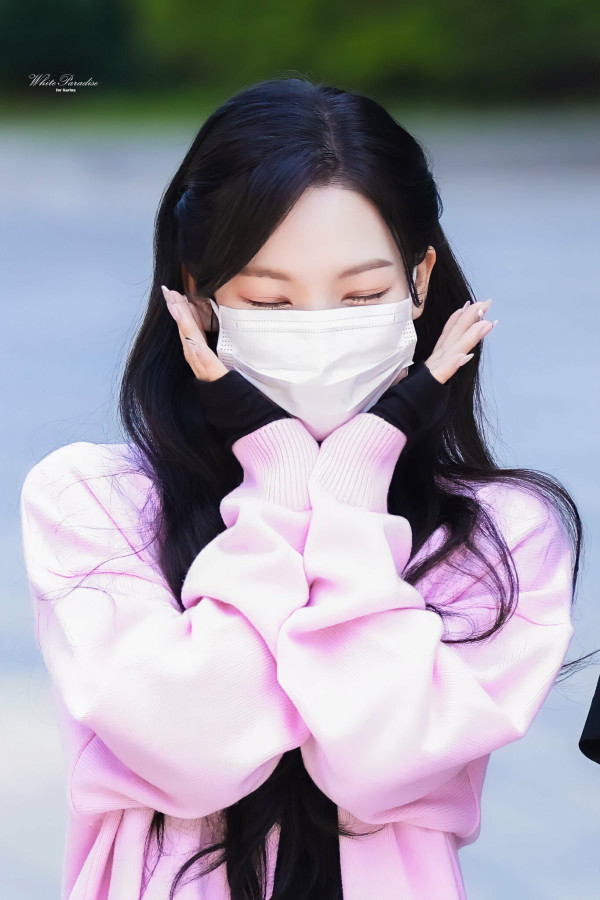검정 크롭티 핫팬츠 의상의 에스파 카리나