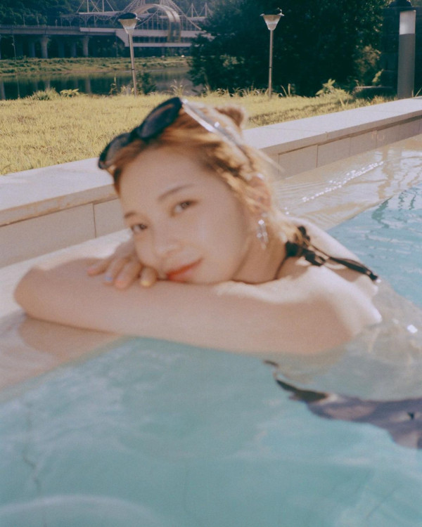 수영장 속 나인뮤지스 소진 수영복