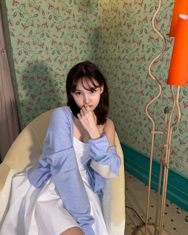 나연 끈 나시 인스타