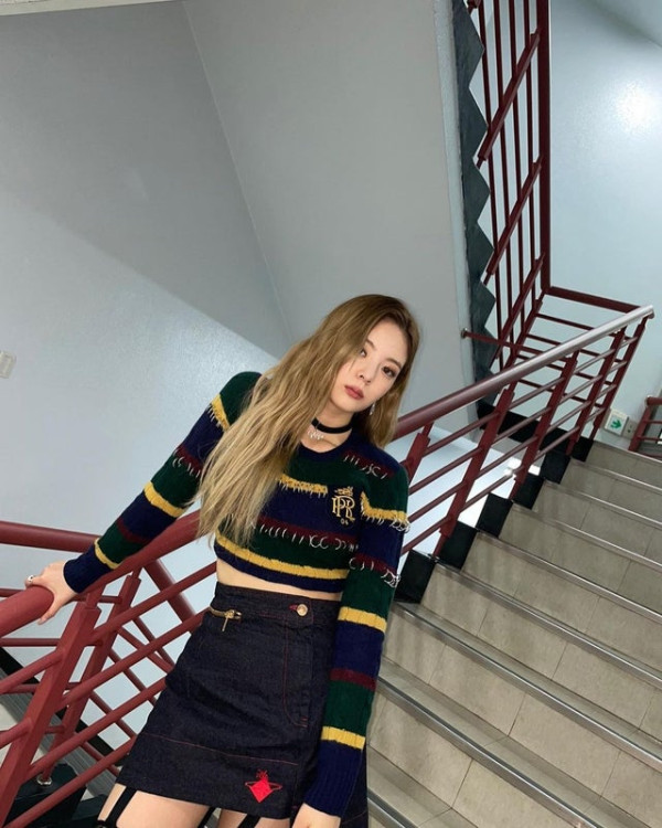 ITZY 리아 찢어진 망사