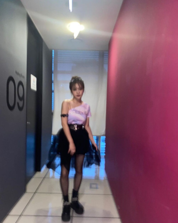 묵직한 보라색 원오프숄더 예리 (레드벨벳) 인스타