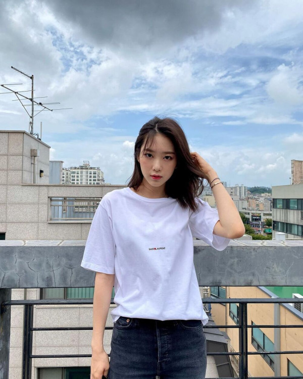 흰티에 청바지 지호 오마이걸 인스타