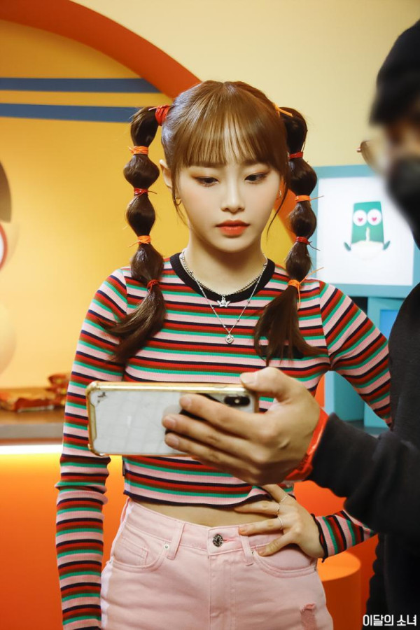 줄무늬티 봉긋한 츄 이달의소녀 - 라면광고 촬영현장 비하인드