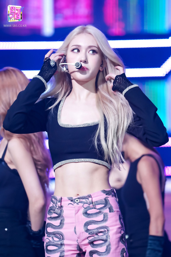 복근이 선명한 전소미