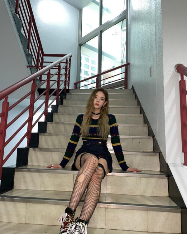 ITZY 리아 찢어진 망사