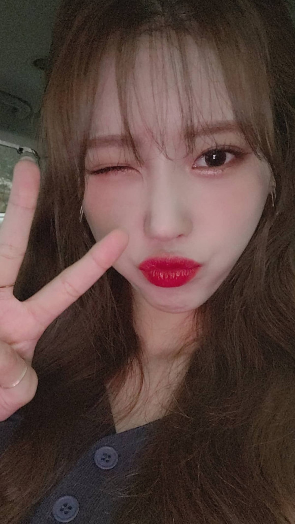 아슬아슬하게 가린 체크초미니 이미주