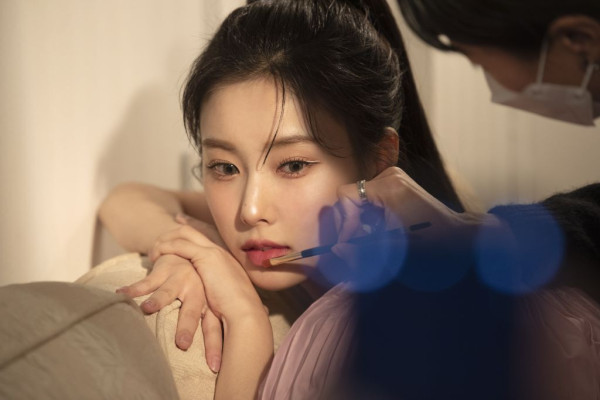 화려한 메이크업한 어깨미인 강혜원