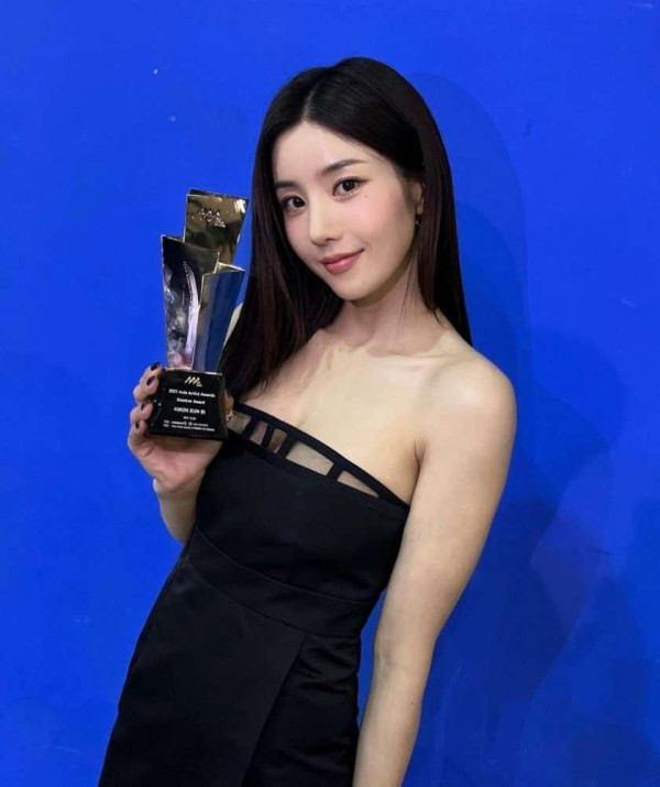 권은비 검정 드레스