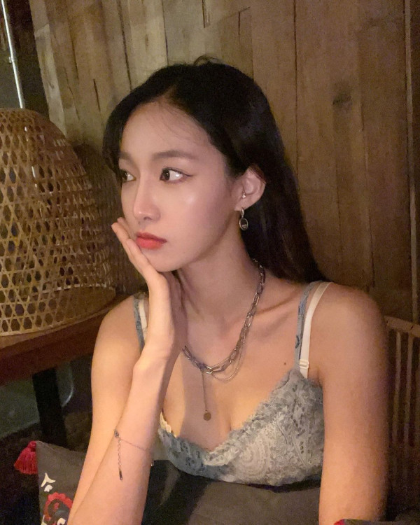 테이블에 얹어놓은 가슴골 네이처 새봄