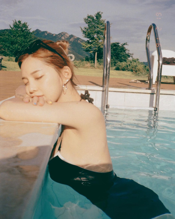 수영장 속 나인뮤지스 소진 수영복
