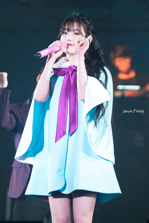 하늘색이 잘 어울린다는 아이유