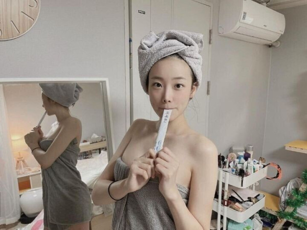 가운만 걸친 브레이브걸스 전 맴버 예진