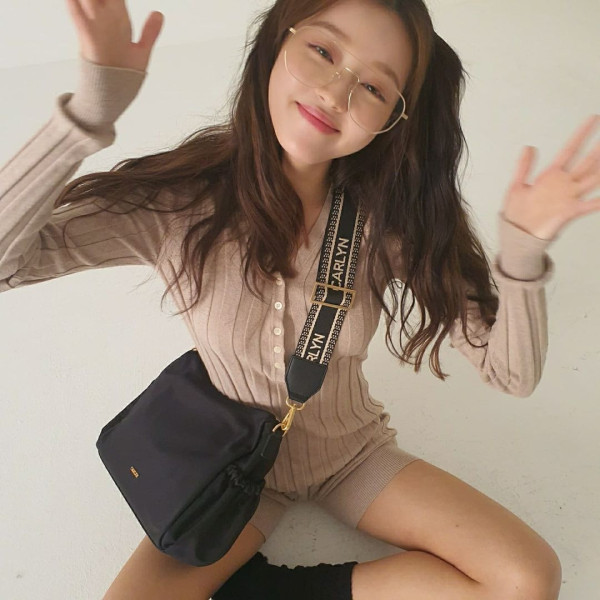 오마이걸 유아 골지니트 점프수트 몸매라인