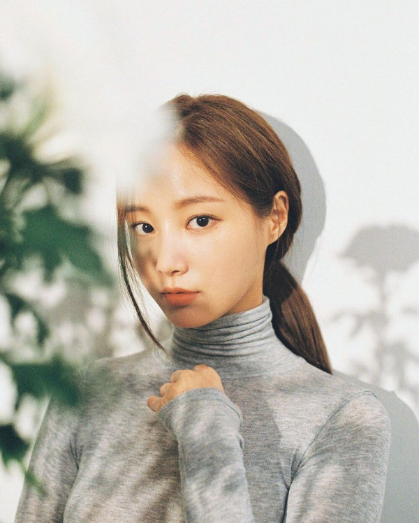 얇은 회색폴라티 연우 (이다빈) - 화보