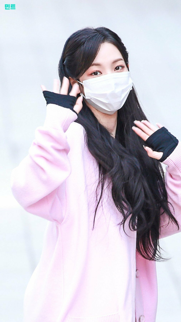 검정 크롭티 핫팬츠 의상의 에스파 카리나