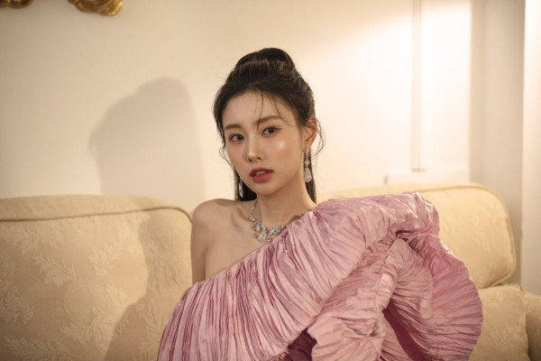 화려한 메이크업한 어깨미인 강혜원