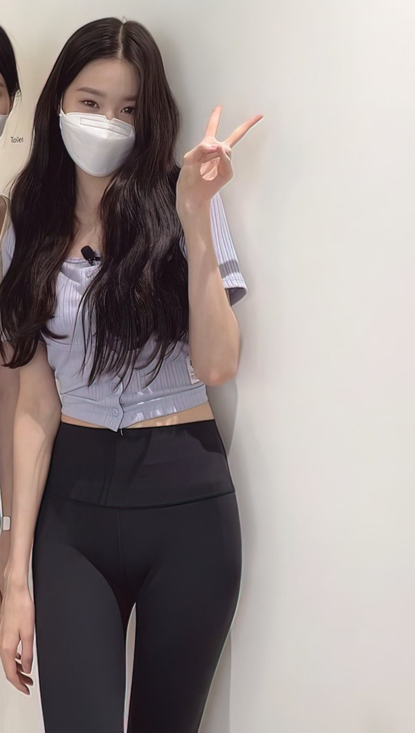 장원영 레깅스입고 V 한장