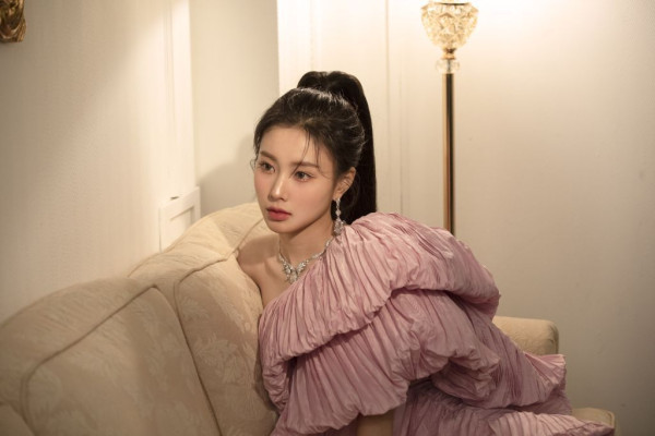 화려한 메이크업한 어깨미인 강혜원