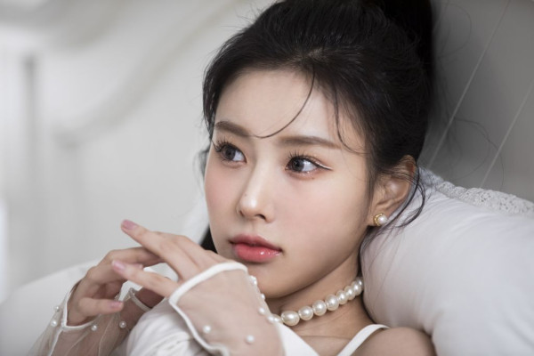화려한 메이크업한 어깨미인 강혜원