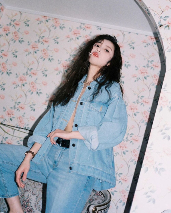 청자켓 단추를 다 풀어헤친 전효성