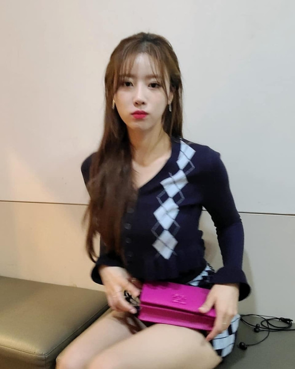 아슬아슬하게 가린 체크초미니 이미주