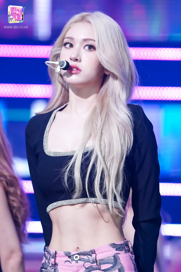 복근이 선명한 전소미