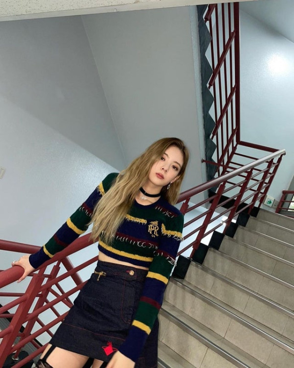 ITZY 리아 찢어진 망사