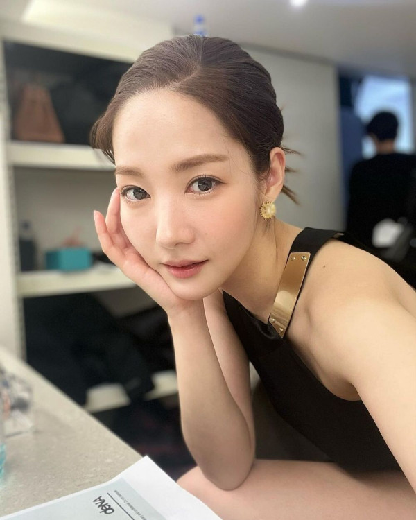 한쪽 어깨를 드러낸 박민영