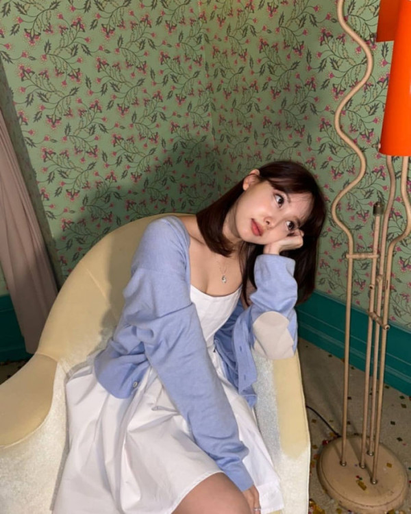 나연 끈 나시 인스타