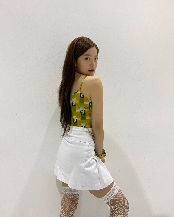 예리 흰 망사스타킹