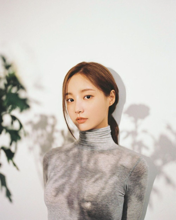 얇은 회색폴라티 연우 (이다빈) - 화보