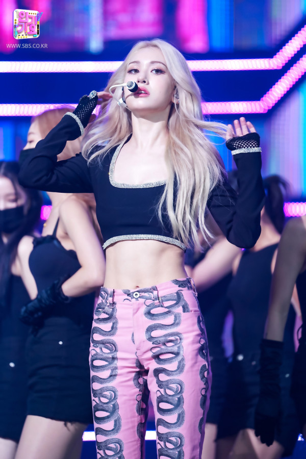 복근이 선명한 전소미