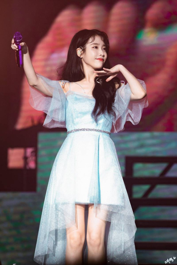 하늘색이 잘 어울린다는 아이유