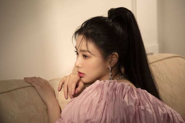 화려한 메이크업한 어깨미인 강혜원