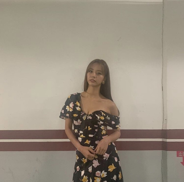 혜리의 슴골 어깨가 드러나는 드레스