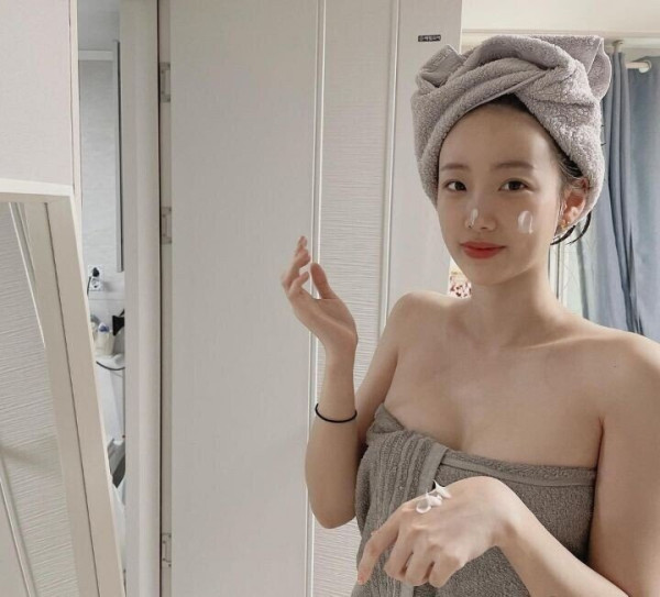 가운만 걸친 브레이브걸스 전 맴버 예진