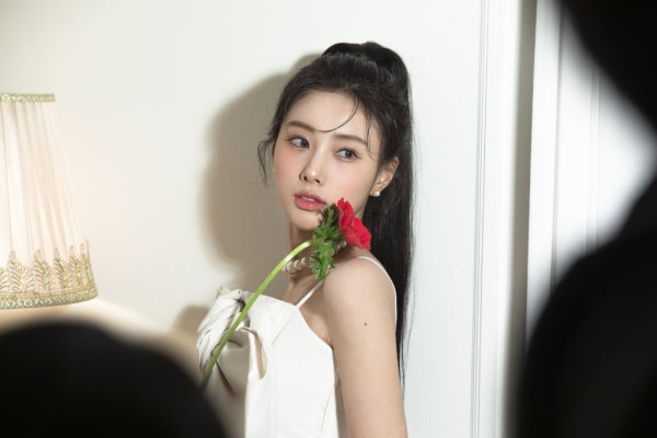 화려한 메이크업한 어깨미인 강혜원