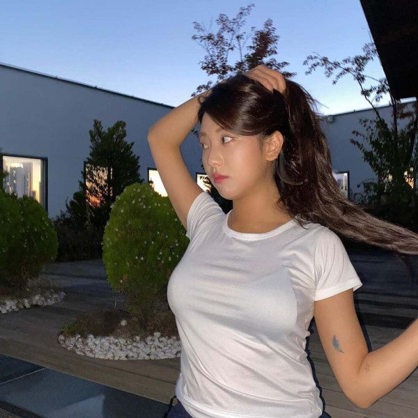 CLC 장승연..얇은 흰티 적나라하게 비치는 브라